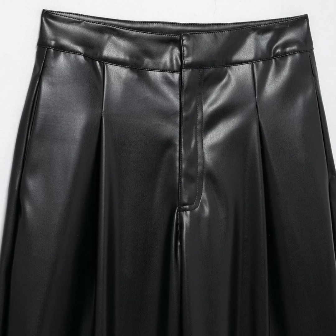 "Noir Chic" – Vegane High-Waist-Lederhose mit Statement-Nähten