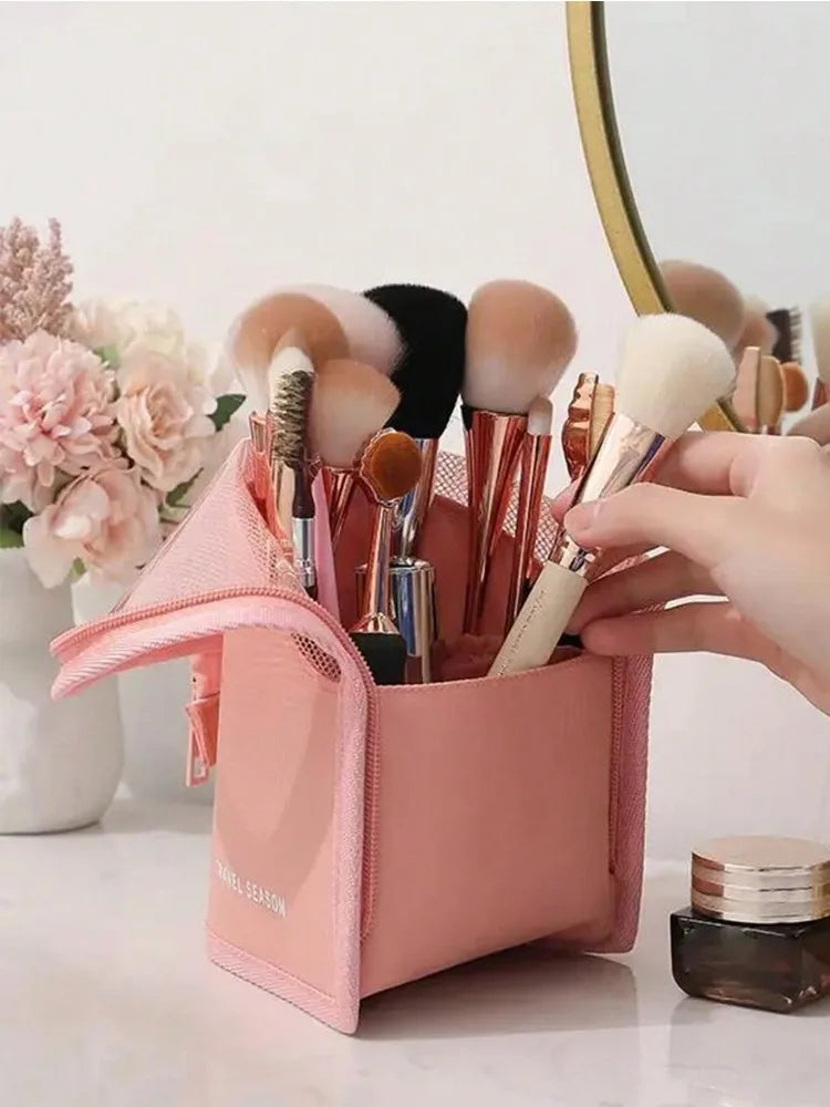 Innenansicht der Make-up Pinsel Organizer Tasche, Fächer für Pinsel und Kosmetikprodukte